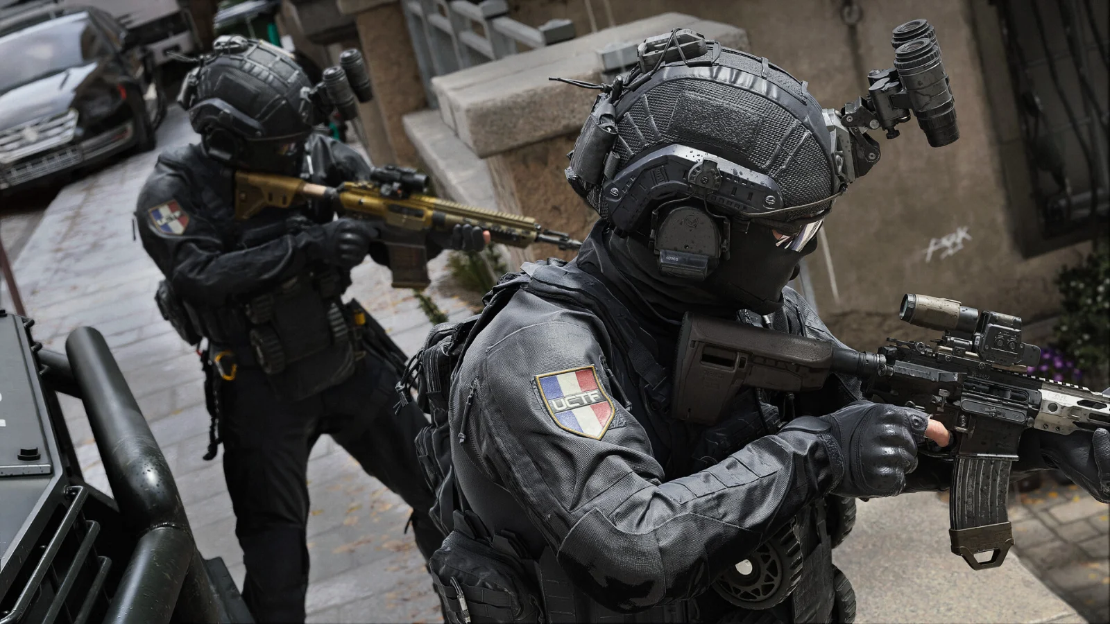 Dois operadores armados avançam em uma construção em captura de Call of Duty: Modern Warfare 4