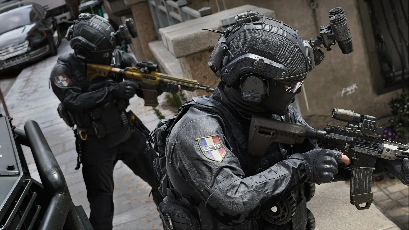 Dois operadores armados avançam por uma rua em Call of Duty: Modern Warfare 4