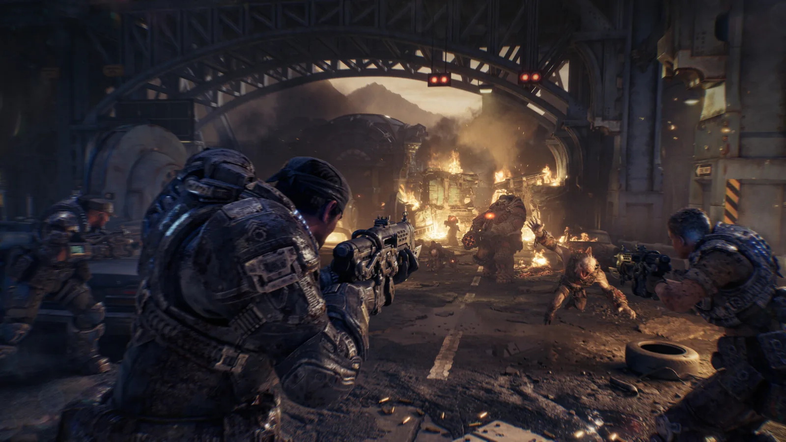 Soldados avançam por um corredor em chamas em Gears of War: E-Day