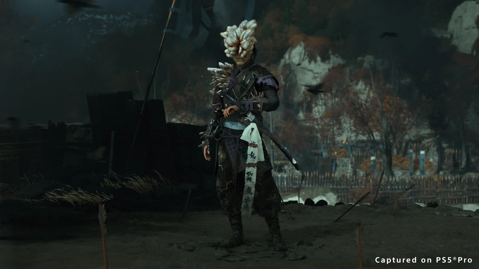Personagem de Ghost of Yōtei usando a armadura inspirada nos Estaladores de The Last of Us