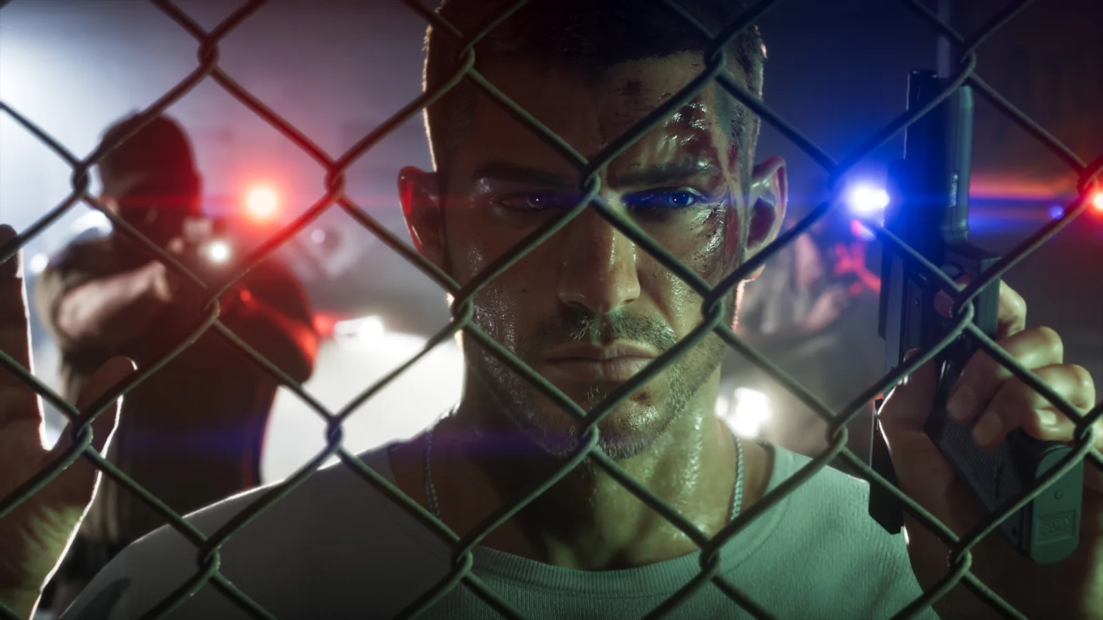 Jason Duval, protagonista de GTA 6, mira uma arma por trás de uma cerca de arame, com luzes de viatura ao fundo