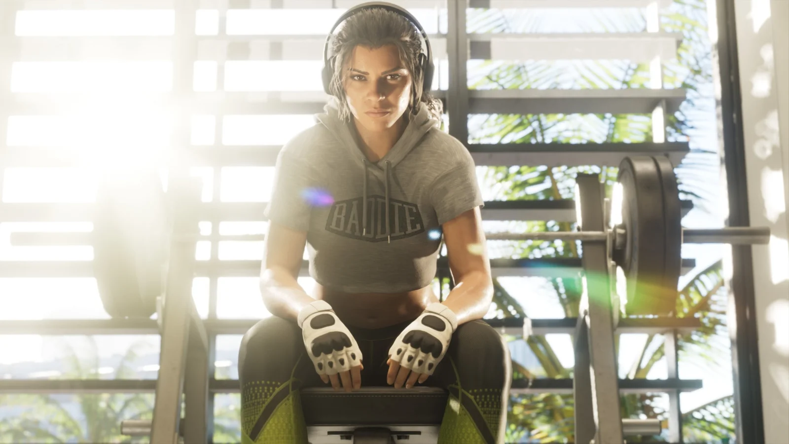 Lucia Caminos sentada em um banco de academia, com luvas e fones de ouvido, em imagem oficial de GTA 6