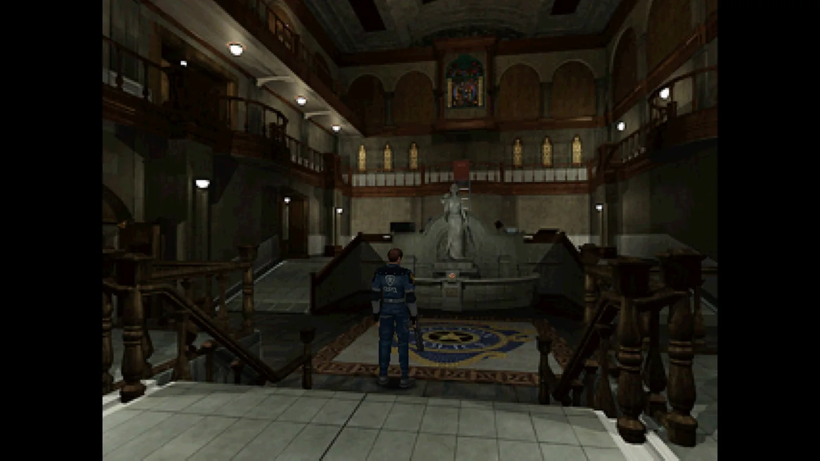 Salão principal da delegacia de Raccoon City em Resident Evil 2 (1998)