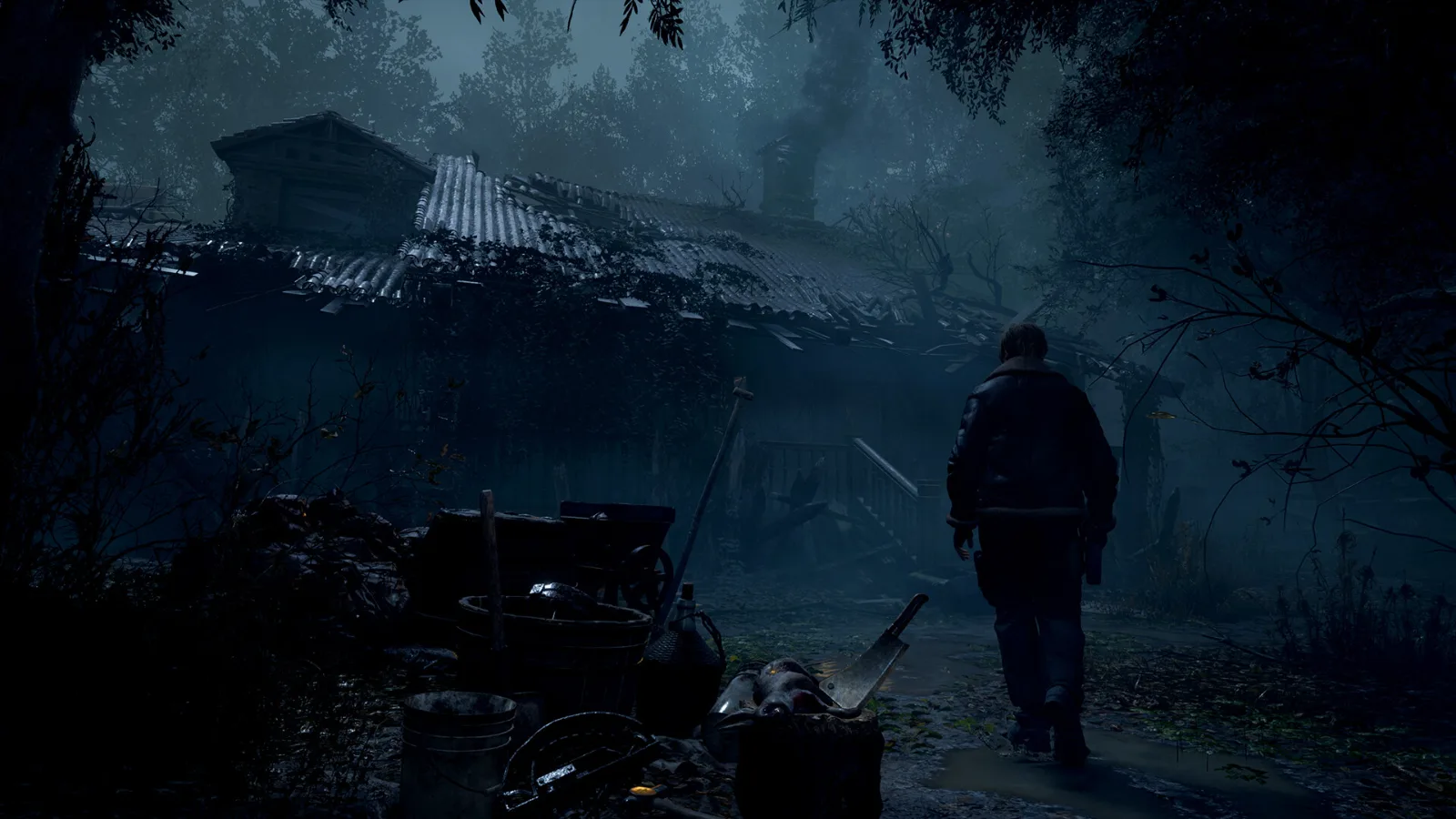 Leon caminhando até uma casa do vilarejo à noite em Resident Evil 4 (2023)