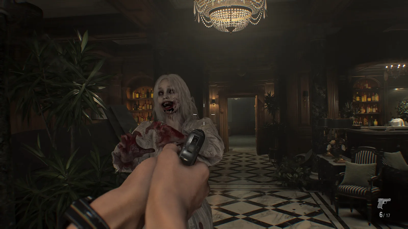 Visão em primeira pessoa de Grace Ashcroft agarrada por uma zumbi no saguão de um hotel em Resident Evil Requiem