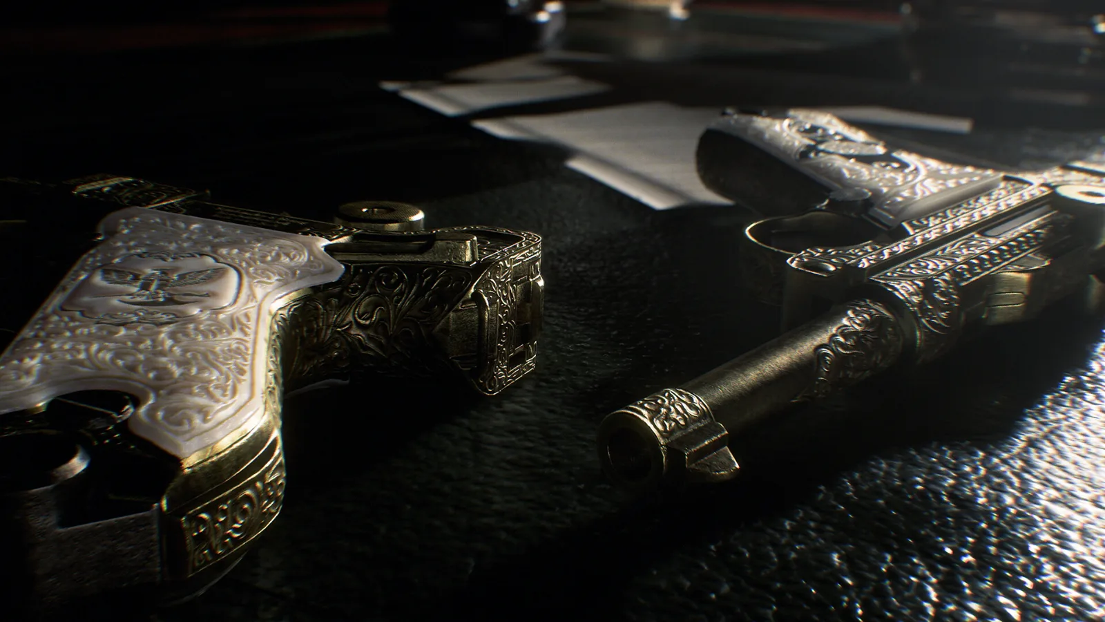 Par de pistolas Luger douradas e gravadas em Resident Evil Veronica