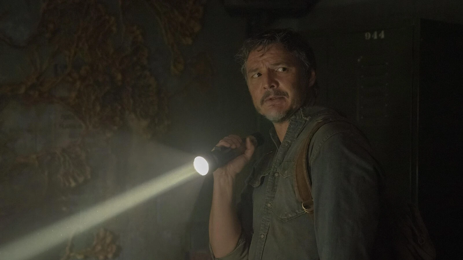 Pedro Pascal como Joel segurando uma lanterna em cena da 1ª temporada de The Last of Us